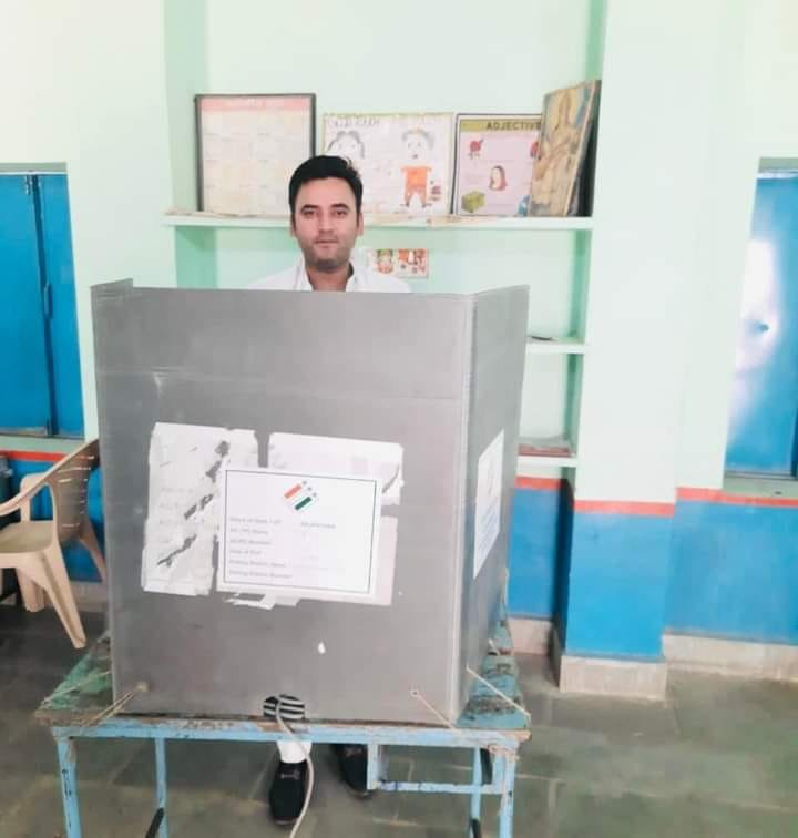 उप जिला प्रमुख जोधपुर विक्रम सिंह विश्नोई ने मतदान कर ली सेल्फी