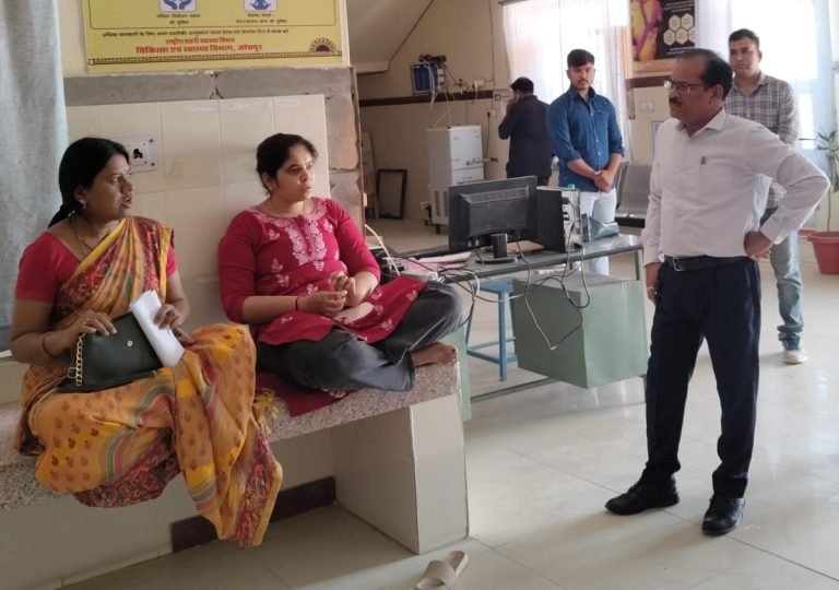 शहरी प्राथमिक स्वास्थ्य केंद्र का कलेक्टर ने किया औचक निरीक्षण
