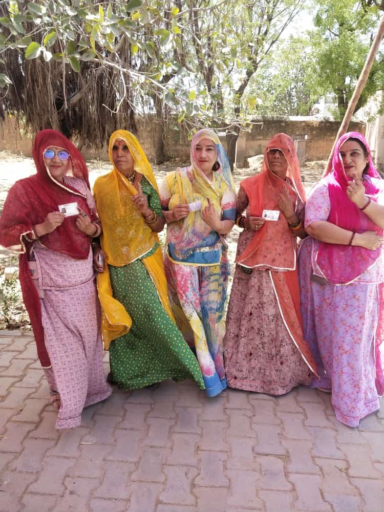 महिलाओं ने मतदान पश्चात उत्साह से खींचे फोटो