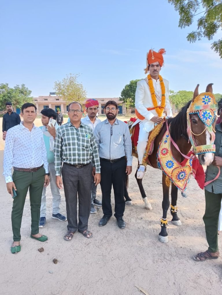गांथी गांव में के घोड़े पर बैठ दुल्हा पहुंच मतदान करने