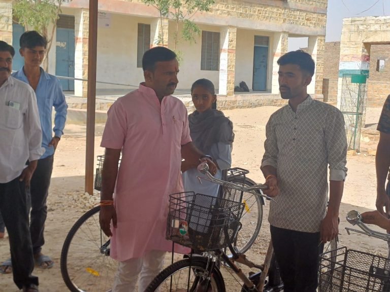 बालिकाओं को की  गई साइकिल वितरण