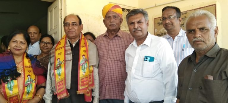 नामदेव छीपा समाज ने डां शर्मा का सेवानिवृत्त होने पर किया सम्मान