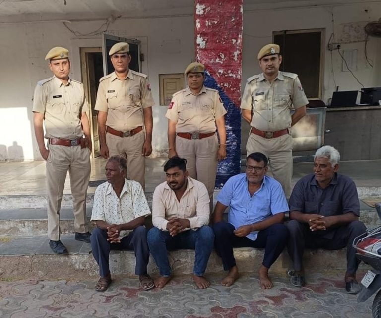 पुलिसकर्मी के साथ धक्का मुक्की के आरोप में चार गिरफ्तार
