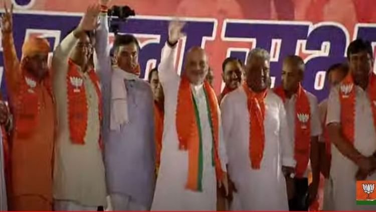 लोकसभा चुनाव 2024: जनसभा के लिए अलवर पहुंचे अमित शाह, कहा- बेटा बचाओ, पीएम बनाओ कांग्रेस का मंत्र