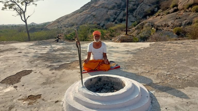 69 वर्ष की उम्र में योगगुरु बाबा मांगुनाथ महाराज  सूर्य तपस्या कर देश प्रदेश की खुशी की कामना कर रहे