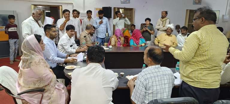 जिला कलक्टर ने अमरसागर में रात्रि चौपाल में सुनी धैर्य के साथ ग्रामीणजनों की परिवेदनाएं पेयजल आपूर्ति सुचारु कराने एवं विद्युत