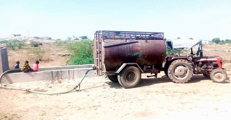 भयकर गर्मी मे बेज़ुबान जीवो के लिए पानी टेंकर की जा रही है व्यवस्था