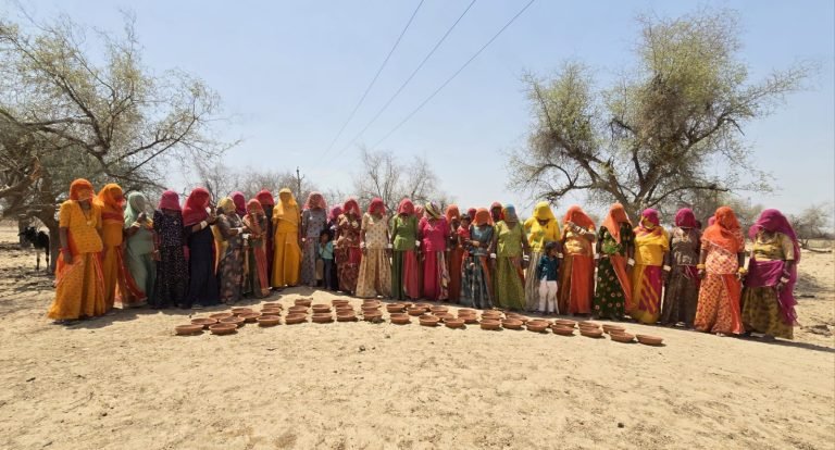 देगराय ओरण में पक्षियों के लिए 101 परिंडे लगाए महिलाओं ने