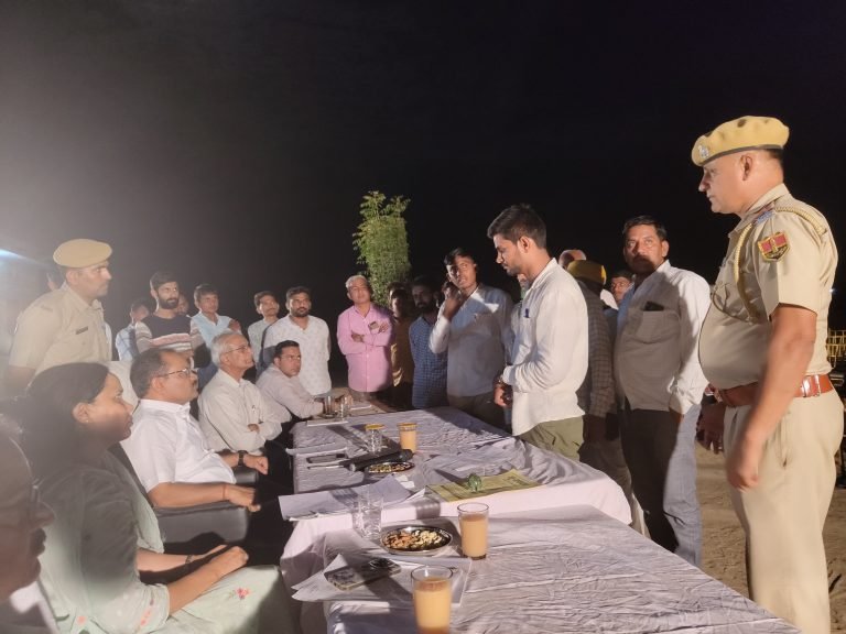 आऊ में कलक्टर ने रात्रि चौपाल में सुनी ग्रामीणों की समस्याएं