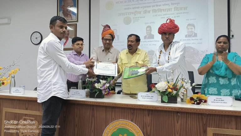 भजनलाल विश्नोई ने 100 साल पुरानी ठूंठ बनी खेजड़ी को 11 महीने तक मेहनत कर पुनर्जीवित कर मिशाल पेश की