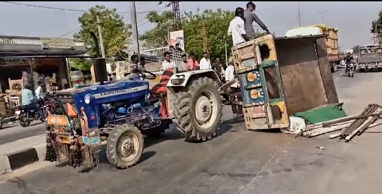 ट्रैक्टर ट्राली पलटी
