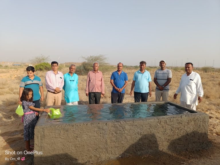 हीट वेव में पशु कुंड में भरवाया पानी