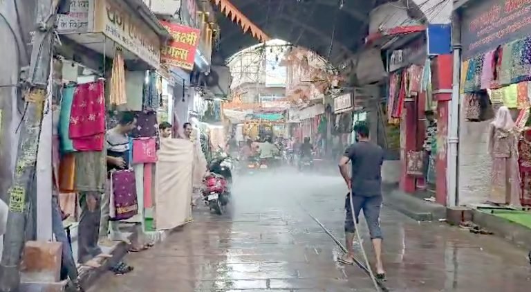 त्रिपोलिया बाजार की सड़कों पर निगम ने किया पानी छिड़काव