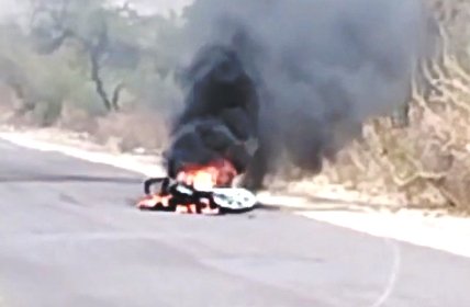 हाइवे पर बाइक में लगी आग