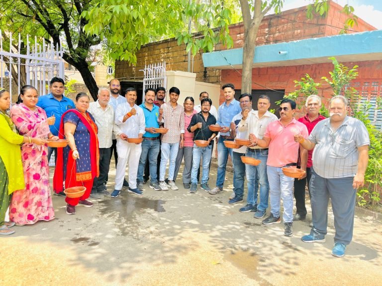 परिंदे लगाकर बेजुबान पशु पक्षियों के लिए दाने पानी की व्यवस्था की