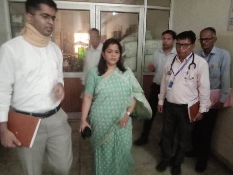 प्रभारी सचिव श्रीमती गायत्री राठौर ने किया जवाहर चिकित्सालय का निरीक्षण