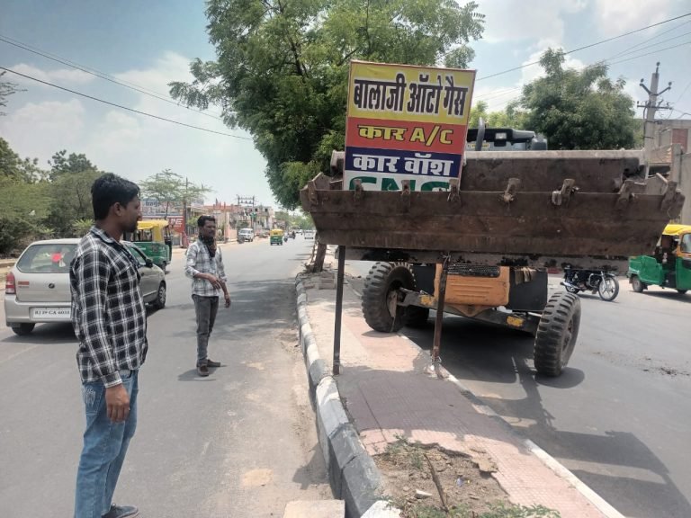 नगर निगम उत्तर की अनुमति के बिना लगाए गए होर्डिंग बोर्ड हटाने की हुई कार्रवाई 