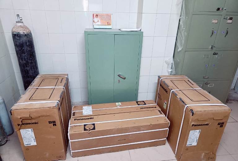 ऑपरेशन थिएटर में दिए दो टन के दो स्प्लिट एयर कंडीशनर