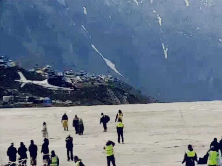 केदारनाथ में हेलिकॉप्टर की इमरजेंसी लैंडिंग, 7 लोगों की बची जान