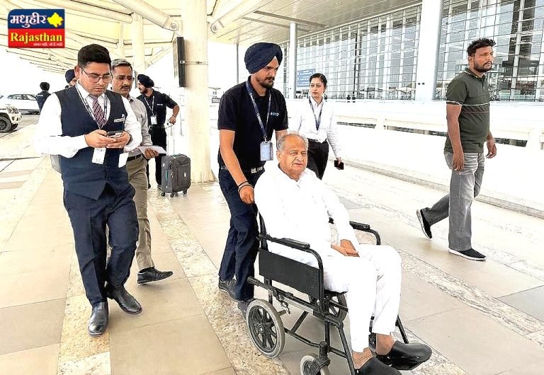 पूर्व मुख्यमंत्री गहलोत की तबीयत हुई खराब, व्हीलचेयर का लिया सहारा