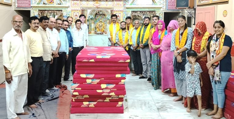 विश्वकर्मा मंदिर में गद्दे भेंट किए