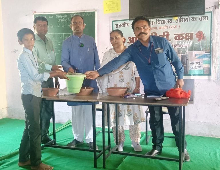 नूतन प्रवेश पर अभिनव पहल विद्यालय प्रवेश पर बच्चों को मिल रहा एक परिण्डा और एक पौधा