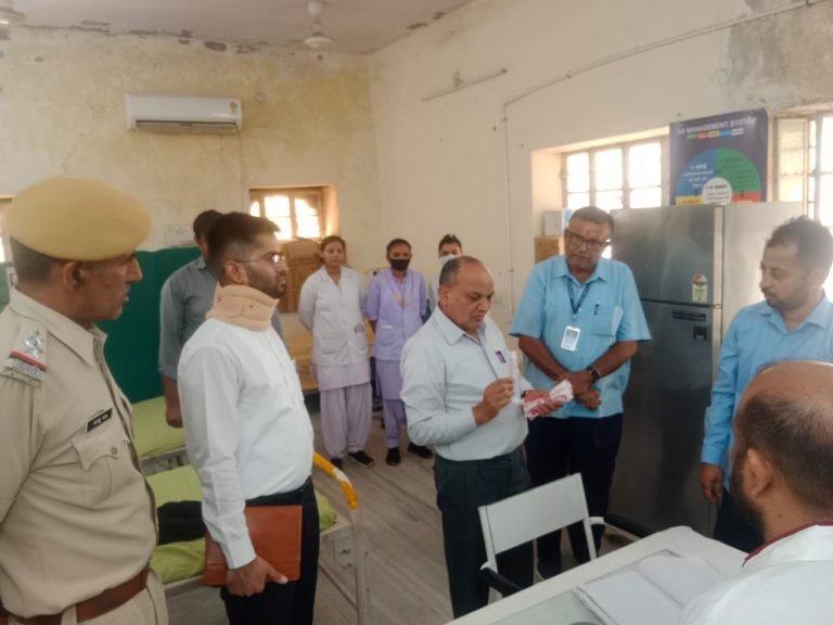 संम्भागीय आयुक्त एवं जिला कलक्टर ने जिला अस्पताल का किया निरीक्षण देखी चिकित्सा व्यवस्थाए वार्डो में ठण्डे कूलरों की रखें पर्याप्त व्यवस्था बेहतर हो सफाई व्यवस्था