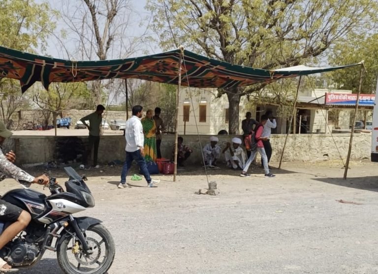 भाद्राजून बस स्टेण्ड पर यात्रियों के लिए टेन्ट व शीतल जल की व्यवस्था