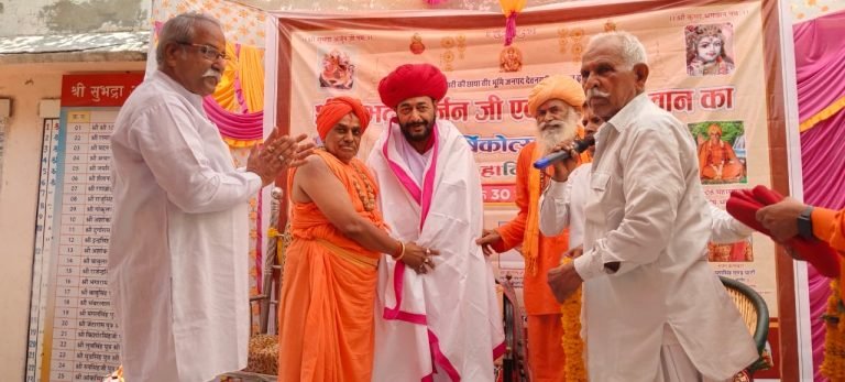 सुभद्राअर्जुन धाम मंदिर शिखर पर ध्वजारोहण, भजन संध्या में गूंजे जयकारे