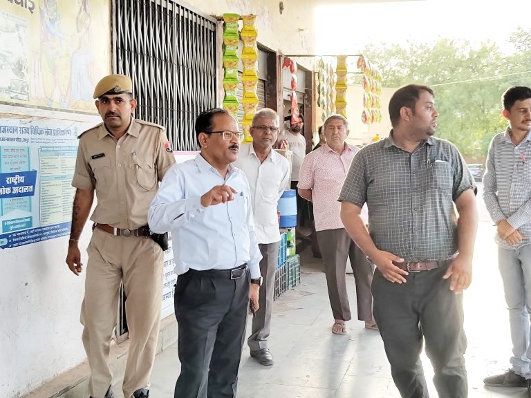 रोड़वेज बस स्टैंड व मुख्य प्रबंधक कार्यालय का कलक्टर ने किया औचक निरीक्षण