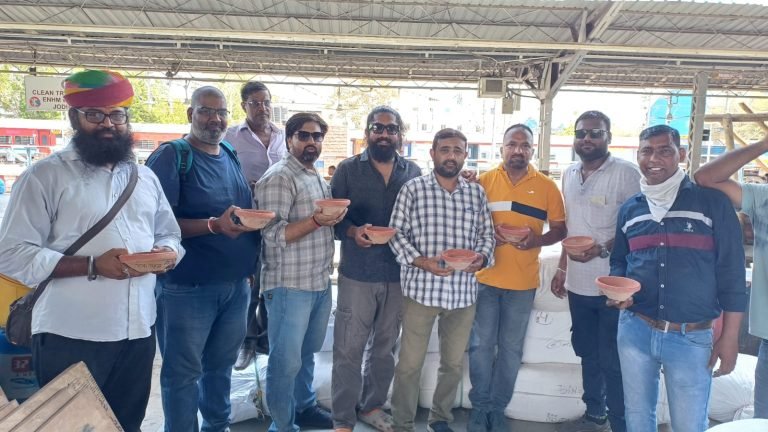 पक्षियों के लिए दाना पानी के परिडे लगवायें