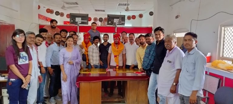 पोस्ट ऑफिस में अधिकारियों को दी विदाई 