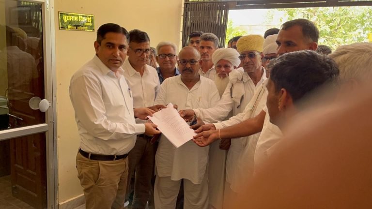 धवा में पानी की समस्या को लेकर मटका फोड़ प्रदर्शन