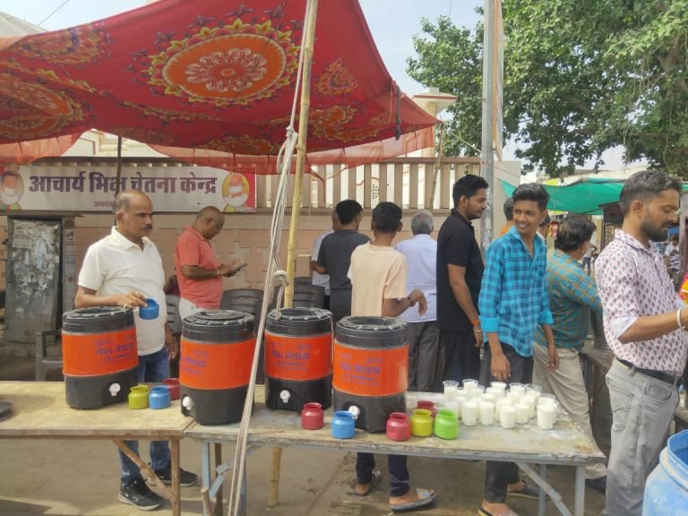 मेलार्थियों को समाजसेवी लोगों ने छाछ पिलाई