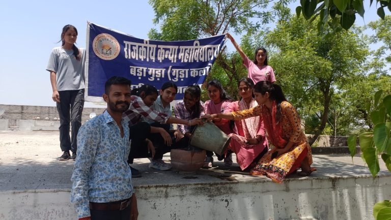 महाविद्यालय में परिंडे लगाए