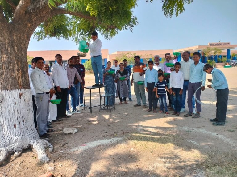 पक्षियों हेतु परिंडे लगाए