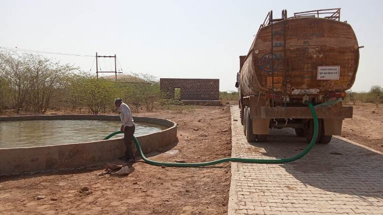 विकास अधिकारियों एवं पंचायतीराज विभाग के अभियंताओं ने ग्रामीण क्षेत्रों में भ्रमण कर