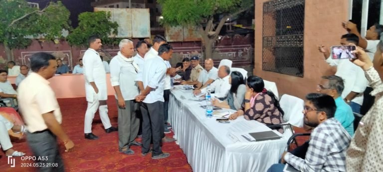 संभागीय आयुक्त ने अटल सेवा केन्द्र भोपालगढ में ब्लॉक स्तरीय अधिकारियों की बैठक ली