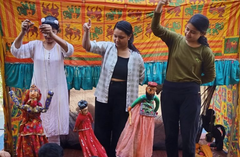 बच्चों को कठपुतलियों के माध्यम से सुनाई कहानियां