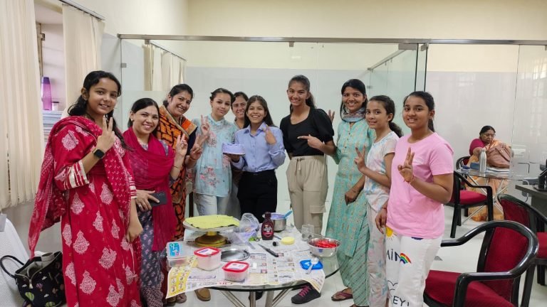 बच्चों ने सीखी केक बनाने से सजाने की कला