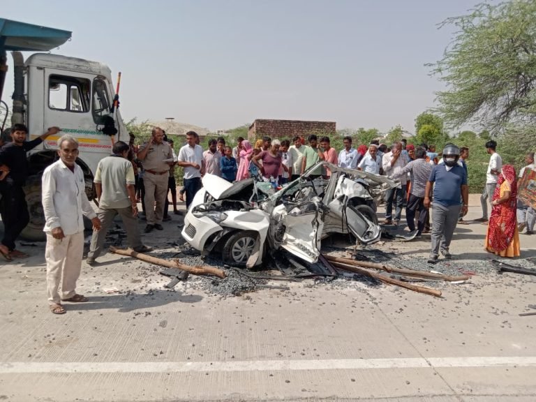 ट्रकों और कार की भिड़ंत में शिक्षक सहित तीन घायल