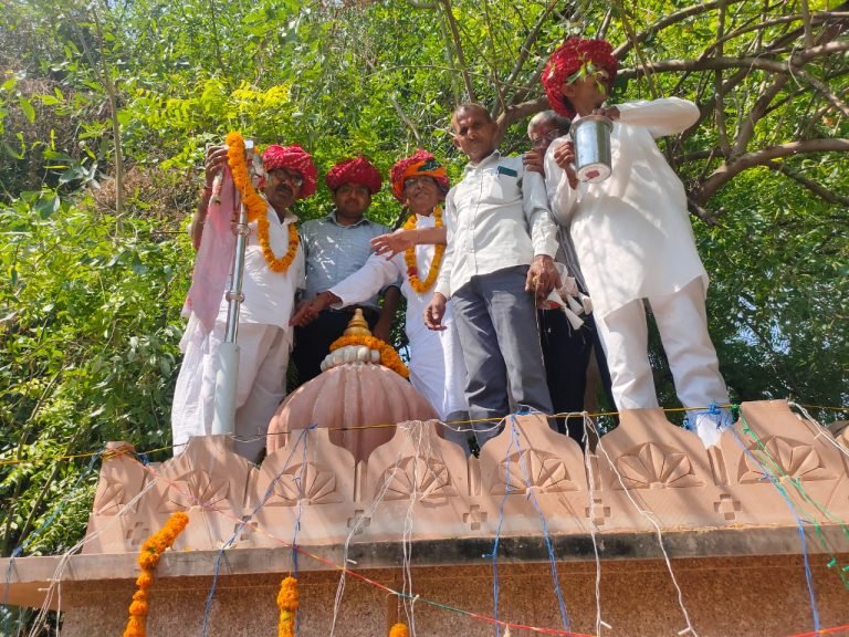 धुमधाम से राजावा वेरा हनुमानजी व गणेशजी मंदिर पर चढ़ी ध्वजा