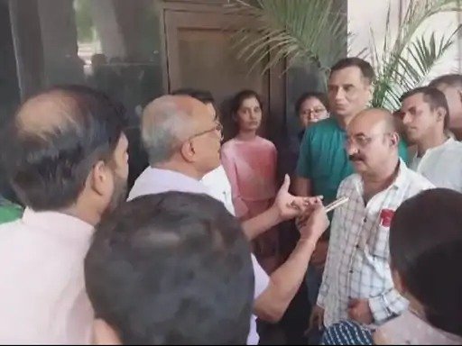 कूलर-एसी के लिए रेलवे कर्मचारियों ने किया प्रदर्शन