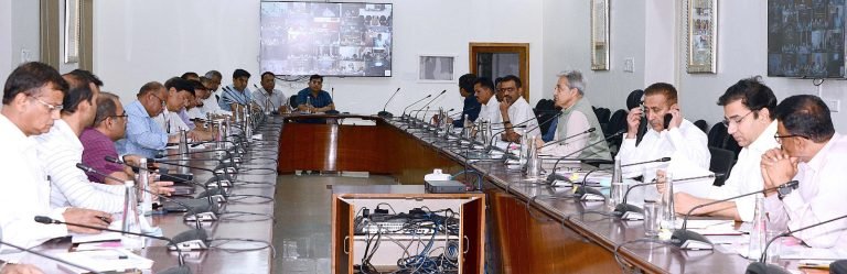 सभी संभागीय आयुक्त एवं जिला कलक्टर अपने क्षेत्र में पानी-बिजली की समुचित व्यवस्था के लिए होगें पूर्ण जिम्मेदार -मुख्य सचिव