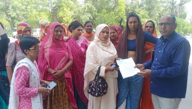 हमले के आरोपियों की गिरफ्तारी की मांग, एक किन्नर गुट ने पुलिस कमिशनर के नाम सौंपा ज्ञापन