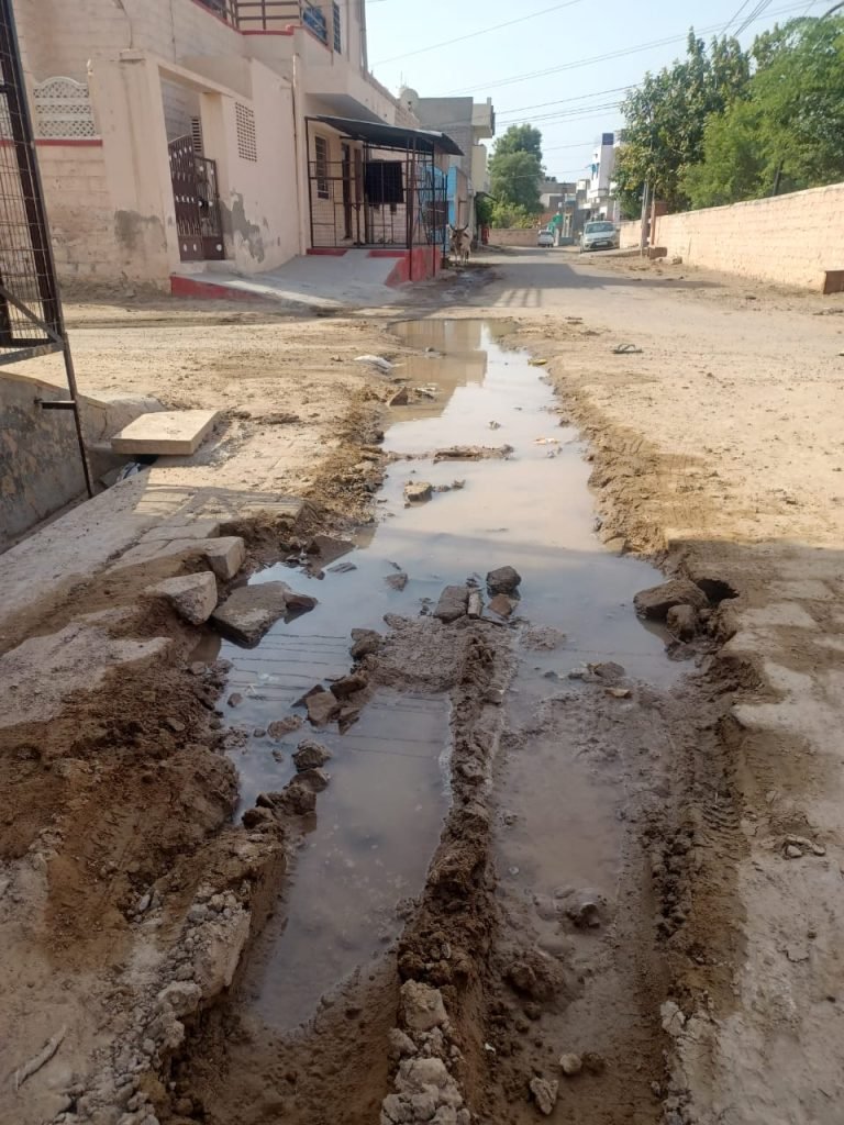 लीकेज से व्यर्थ बह रहा पानी, हादसे की आशंका