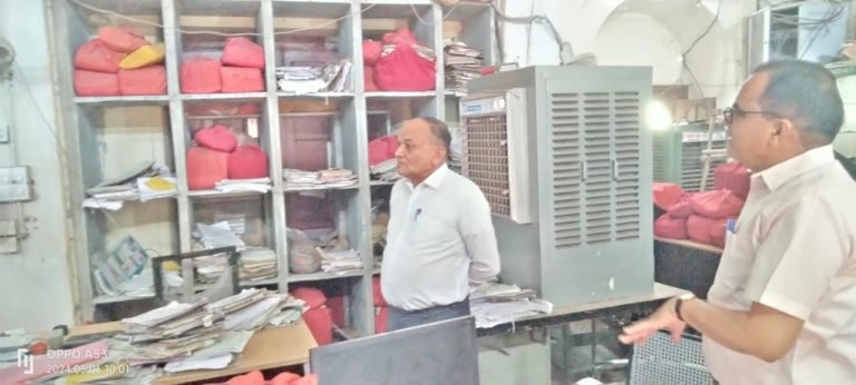 संभागीय आयुक्त ने किया पेंशन विभाग का औचक निरीक्षण