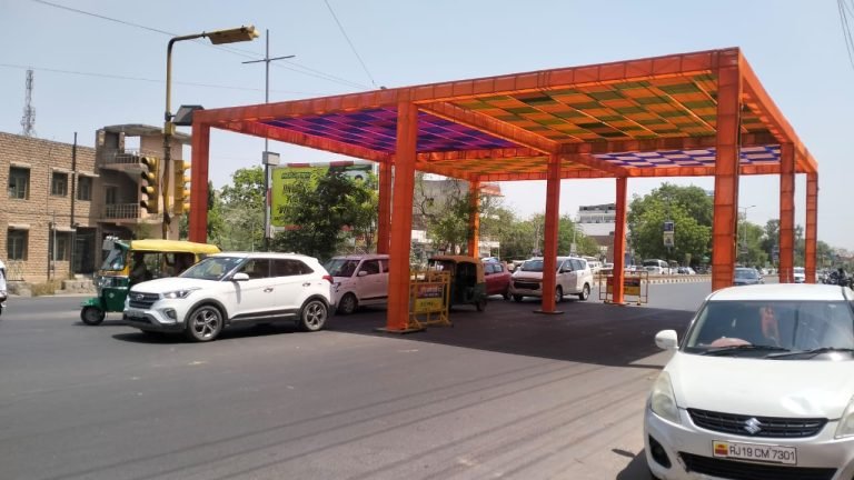 टेंट एसोसिएशन की ओर से ट्रैफिक लाइट्स वाले चौराहों पर दुपहिया वाहन चालकों को धूप से बचाने का जतन