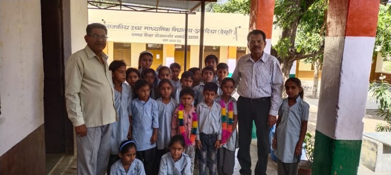 प्रवेश उत्सव कार्यक्रम के प्रथम चरण में अटाटिया गांव में घर घर पहुंचे शिक्षक