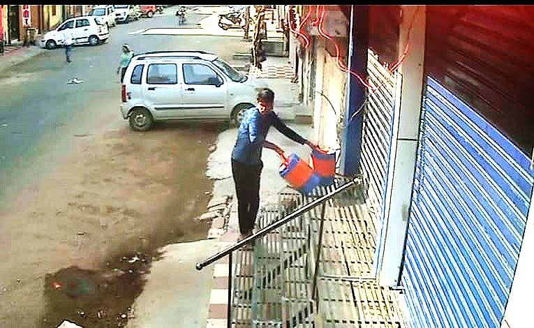 दुकान के बाहर से आए दिन गायब हो रहे पानी के कैम्पर